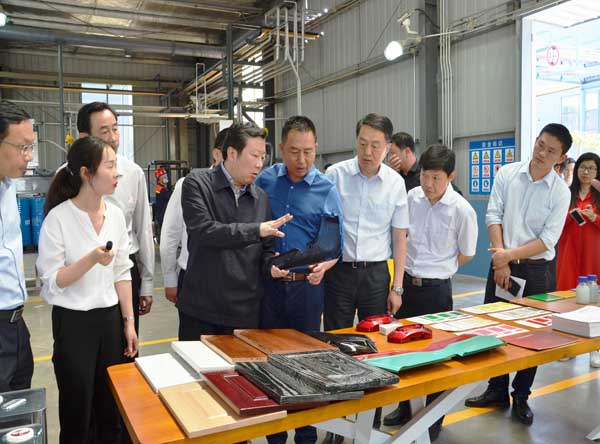 咸宁市长王鹤参观K8凯发包装车间