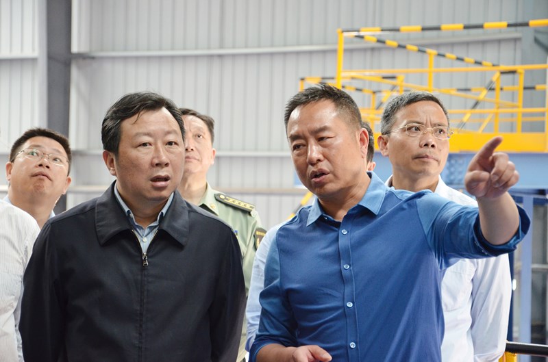 咸宁市市委书记丁小强、市长王远鹤率市拉练检查团一行到武汉K8凯发参观调研